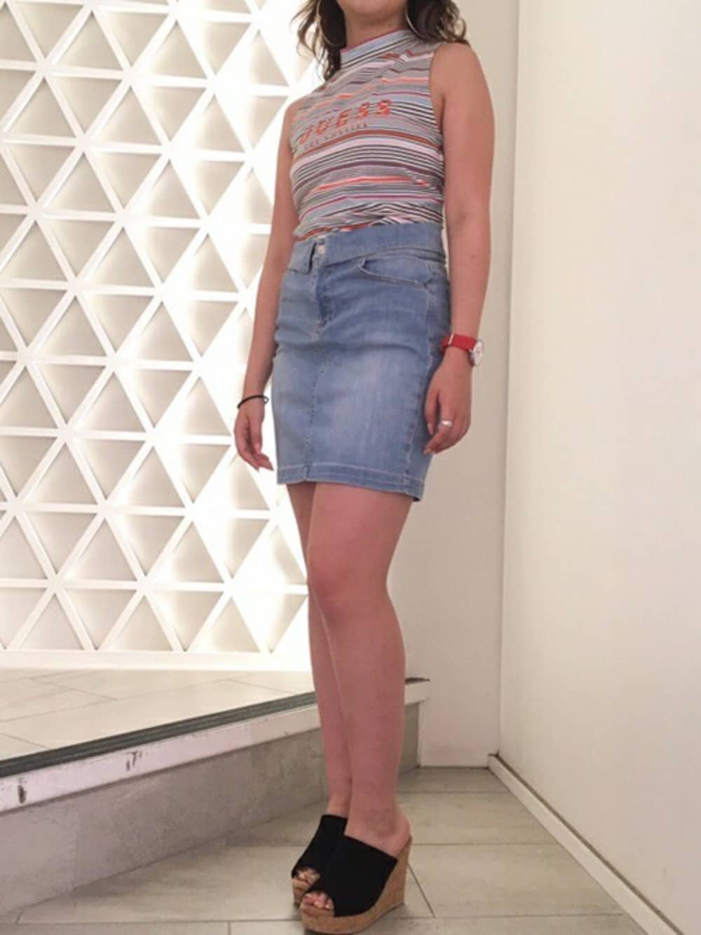 その他のタンクトップ、ブルー系のデニムスカートを着用したレディースの夏コーディネートの1枚目の写真