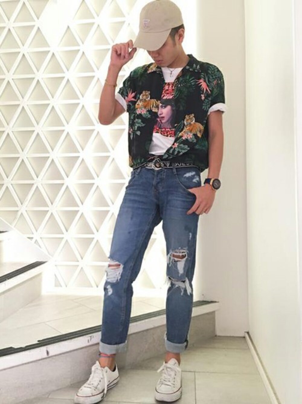 ホワイト系のTシャツ/カットソー、ブラック系のシャツ/ブラウス、ブルー系のデニムパンツを着用したメンズの夏コーディネートの1枚目の写真