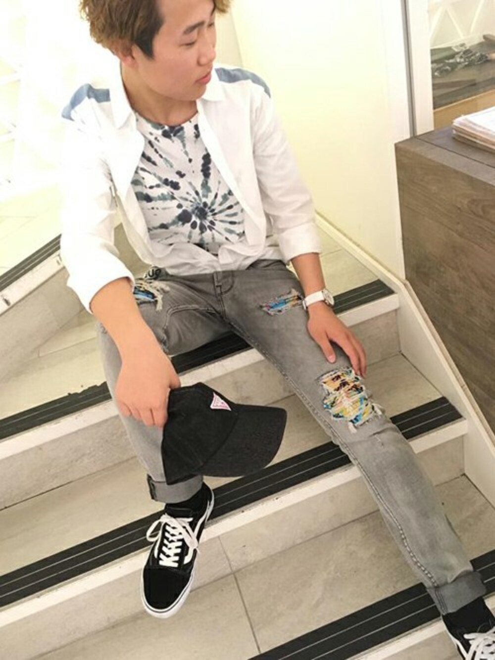 「ダメージデニムパンツ、guess」｜「GuessのTRIANGLE LOGO DENIM 6PANEL CAP (ゲス トライアングルロゴ デニム6パネルキャップ)（キャップ、ブラック系）」を使った、GUESS JAPANさん（メンズ・174cm）の夏コーディネートの1枚目の写真