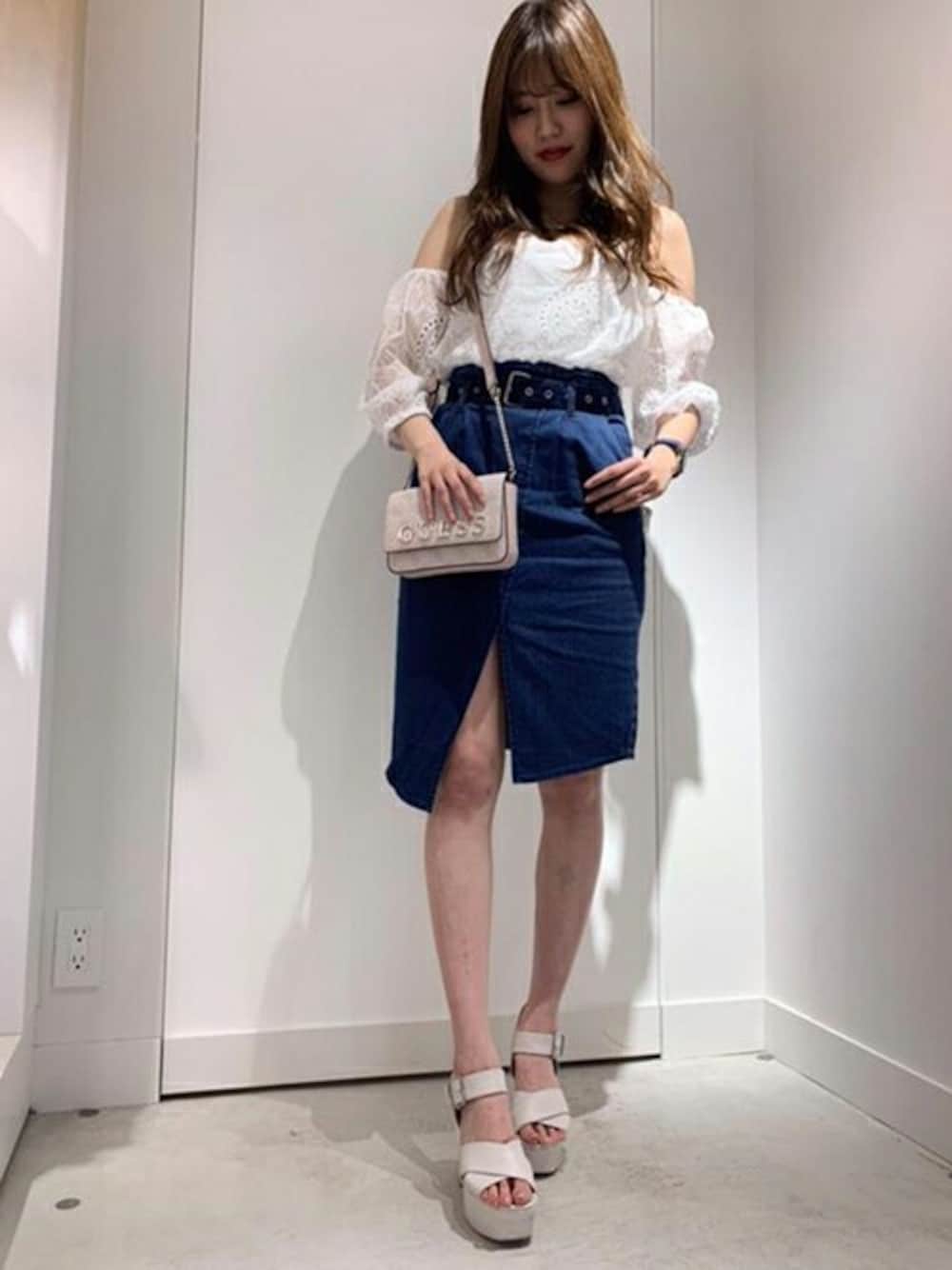 ホワイト系のシャツ/ブラウス、ブルー系のデニムスカート、ピンク系のボディバッグ/ウエストポーチを着用したレディースの夏コーディネートの1枚目の写真