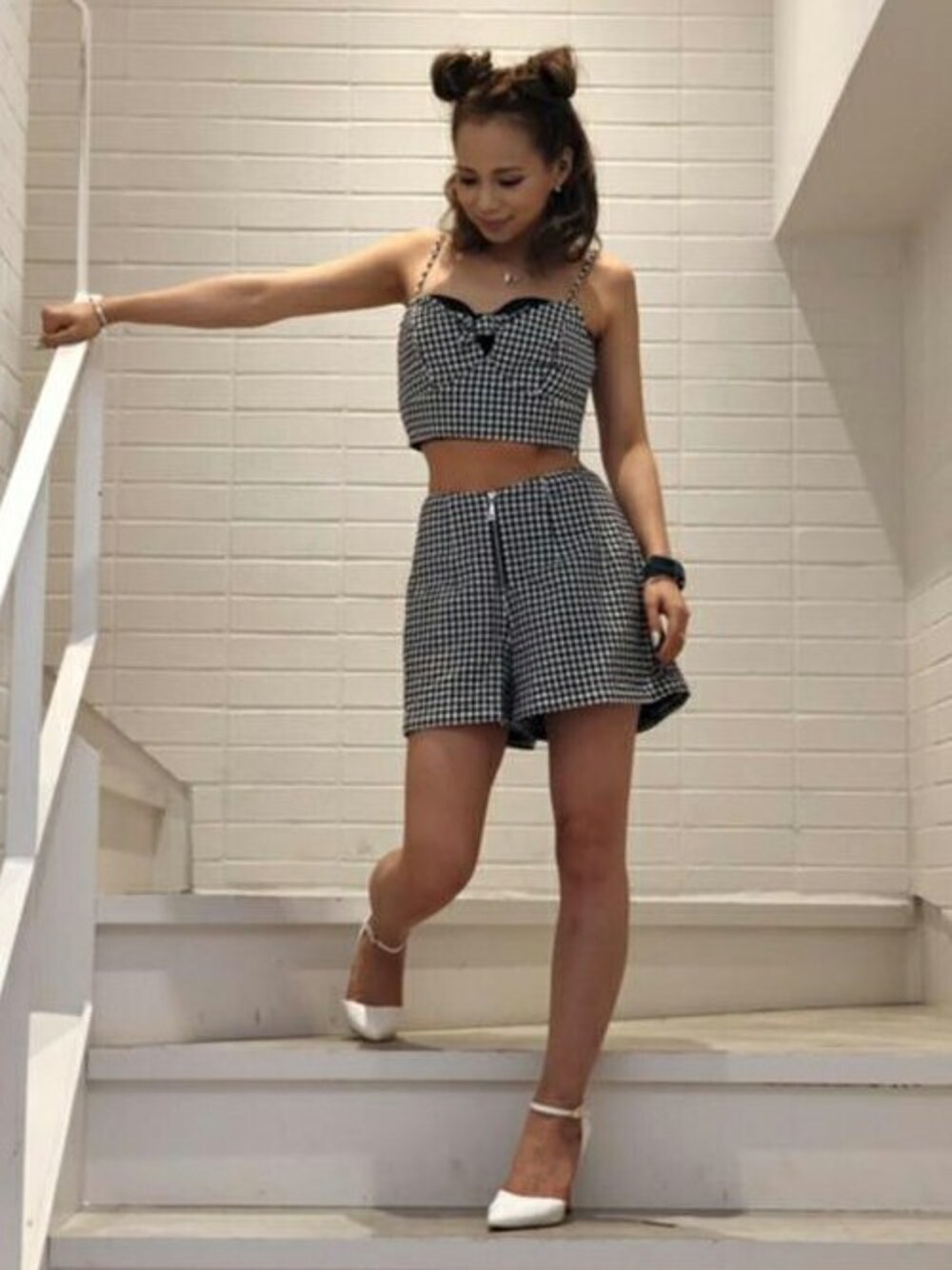 「チェック、セットアップ、ギンガムチェック、キャミソール、guess、guessgirl」｜「GuessのDAWN GINGHAM TIED TOP（キャミソール、ブラック系）」を使った、GUESS JAPANさん（レディース・154cm）の夏コーディネートの1枚目の写真
