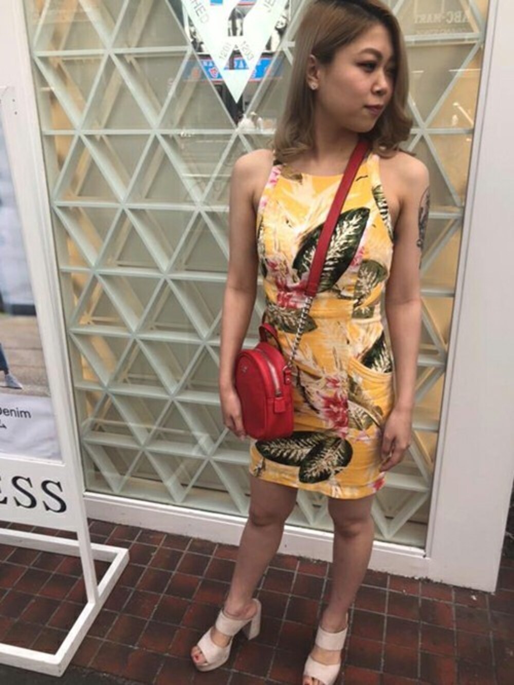 「GuessのKAMALA DRESS（ドレス、イエロー系）」を使った、GUESS JAPANさん（レディース・160cm）の夏コーディネートの1枚目の写真