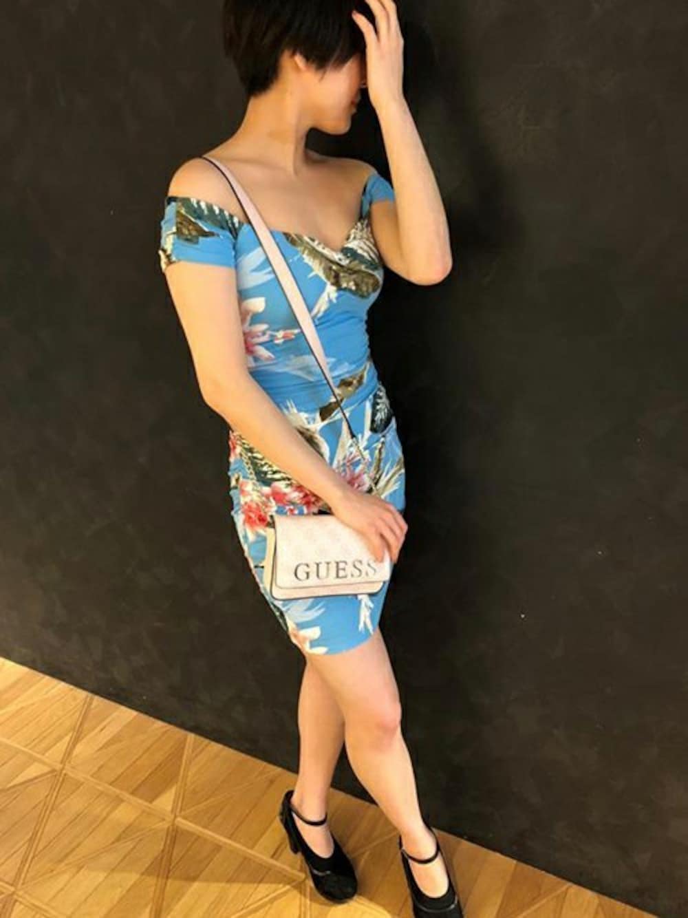 「ブルー、バッグ、花柄ワンピース、ウエストポーチ、guess、タイトワンピース、guessgirl」｜「GuessのMAEKO OFF-SHOULDER FLORAL DRESS（ドレス、ブルー系）」を使った、GUESS JAPANさん（レディース・166cm）の夏コーディネートの1枚目の写真