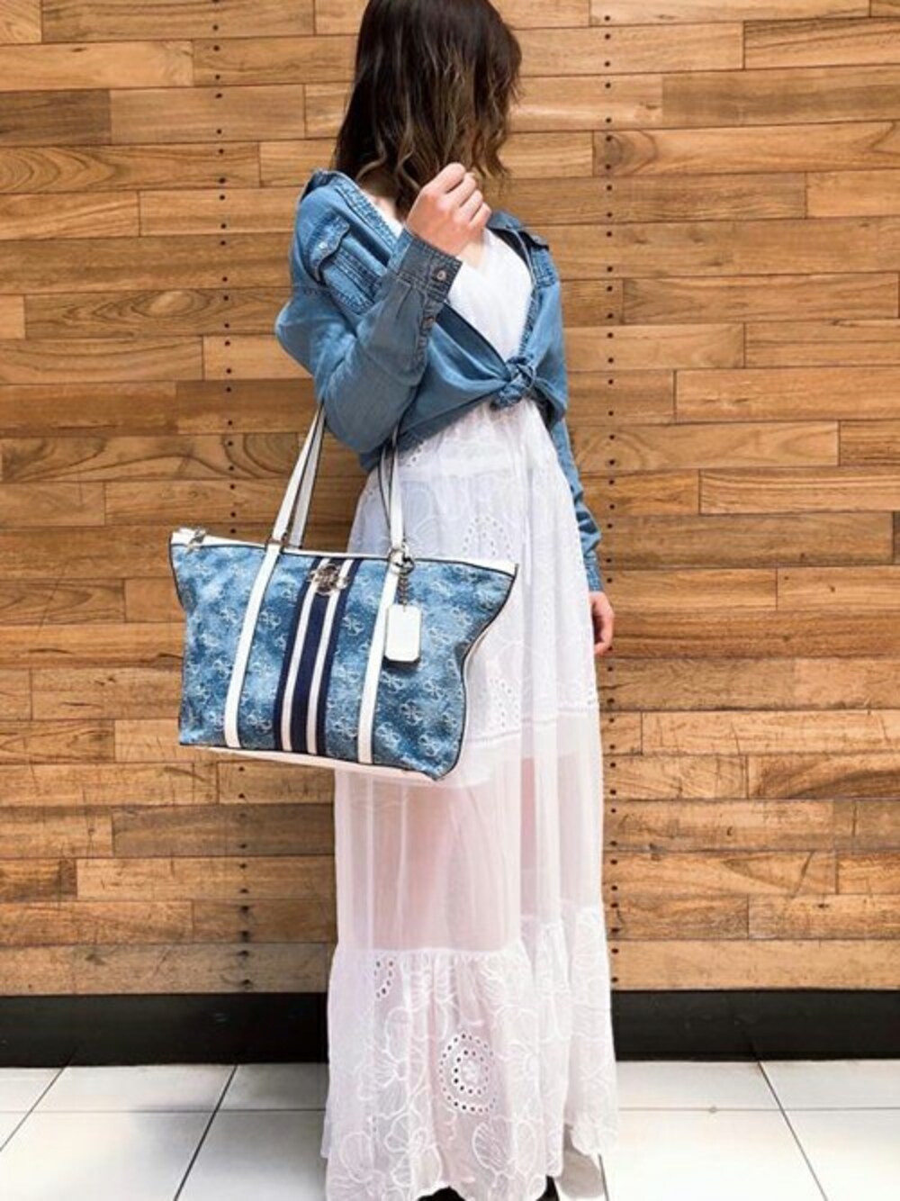 「ブラウス、トートバッグ、ワンピース、シャツスタイル、レースワンピース、guess、guessgirl」｜「GuessのADRINA GAUZE MAXI DRESS（ドレス、ホワイト系）」を使った、GUESS JAPANさん（レディース・165cm）の夏コーディネートの1枚目の写真