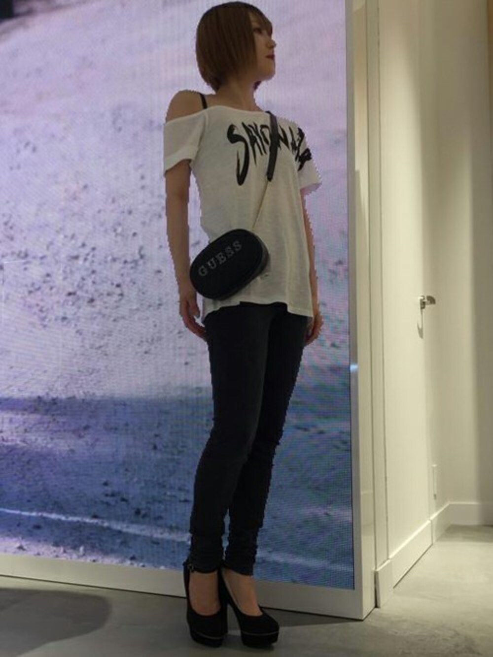ホワイト系のTシャツ/カットソー、ブラック系のボディバッグ/ウエストポーチを着用したレディースの夏コーディネートの1枚目の写真