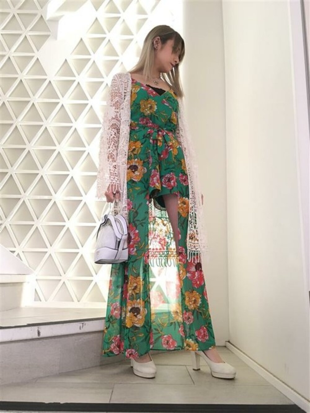 「カーディガン、ハンドバッグ、花柄、オールインワン、花柄ワンピース、リゾートスタイル、guess、guessgirl」｜「GuessのBRAILYN TROPICAL WRAP ROMPER（つなぎ/オールインワン、グリーン系）」を使った、GUESS JAPANさん（レディース・165cm）の夏コーディネートの1枚目の写真
