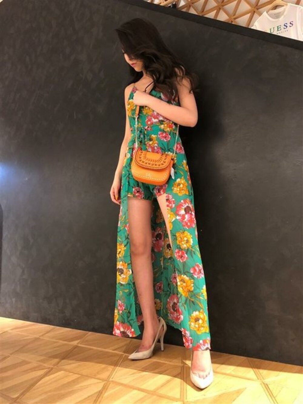 「ワンピース、ショルダーバッグ、花柄、オールインワン、花柄ワンピース、リゾートスタイル、ウエストポーチ、guess、guessgirl」｜「GuessのBRAILYN TROPICAL WRAP ROMPER（つなぎ/オールインワン、グリーン系）」を使った、GUESS JAPANさん（レディース・171cm）の夏コーディネートの1枚目の写真