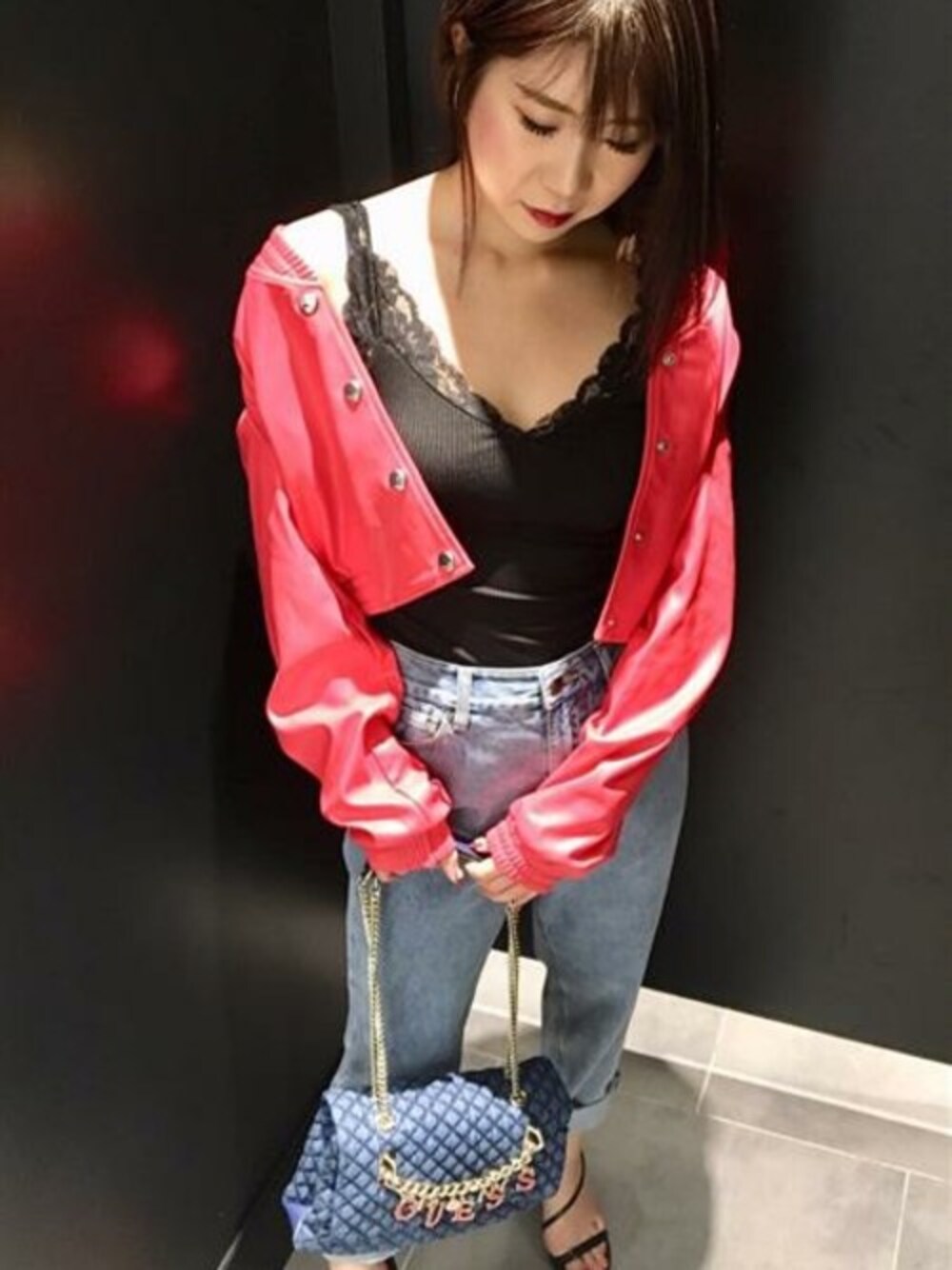 レッド系のその他アウター、ブラック系のキャミソール、ブルー系のデニムパンツを着用したレディースの夏コーディネートの1枚目の写真