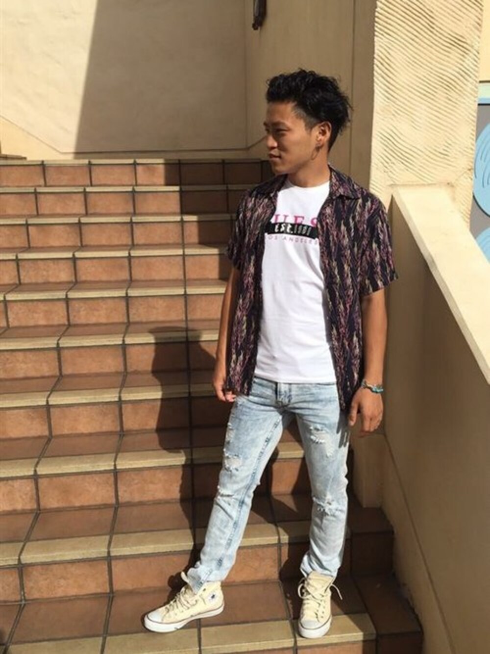 ブラック系のシャツ/ブラウス、ホワイト系のTシャツ/カットソー、ブルー系のデニムパンツを着用したメンズの夏コーディネートの1枚目の写真