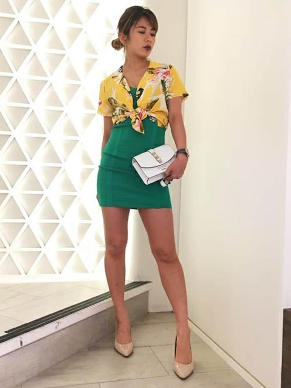 イエロー系のシャツ/ブラウス、グリーン系のドレス、ホワイト系のショルダーバッグを着用したレディースの夏コーディネートの1枚目の写真