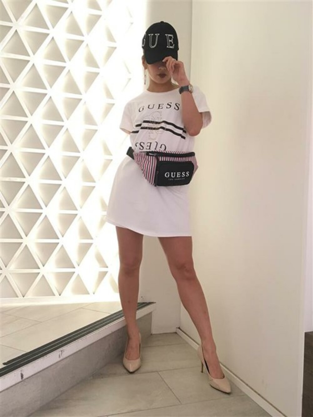 「ロゴT、ホワイト、キャップ、夏コーデ、Tシャツワンピ、ウエストポーチ、guess、ロゴキャップ」｜「GuessのQUATTRO G KNIT ONE PIECE【JAPAN EXCLUSIVE ITEM】（ワンピース、ホワイト系）」を使った、GUESS JAPANさん（レディース・165cm）の夏コーディネートの1枚目の写真