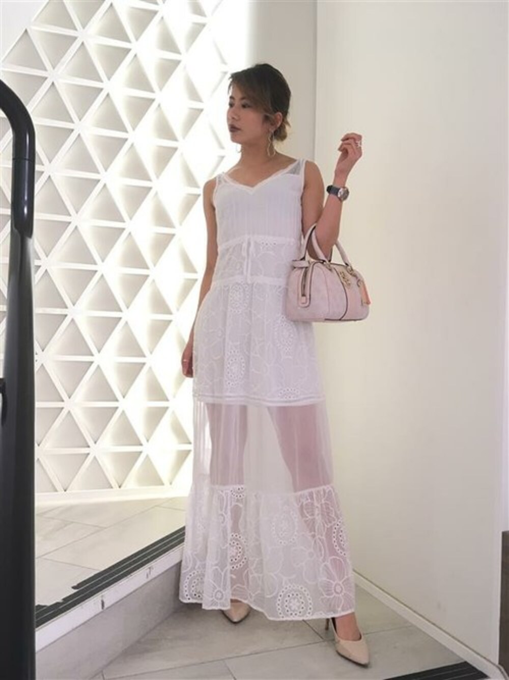 「ワンピース、ホワイト、レース、シースルー、夏コーデ、guess、白ワンピース」｜「GuessのADRINA GAUZE MAXI DRESS（ドレス、ホワイト系）」を使った、GUESS JAPANさん（レディース・165cm）の夏コーディネートの1枚目の写真