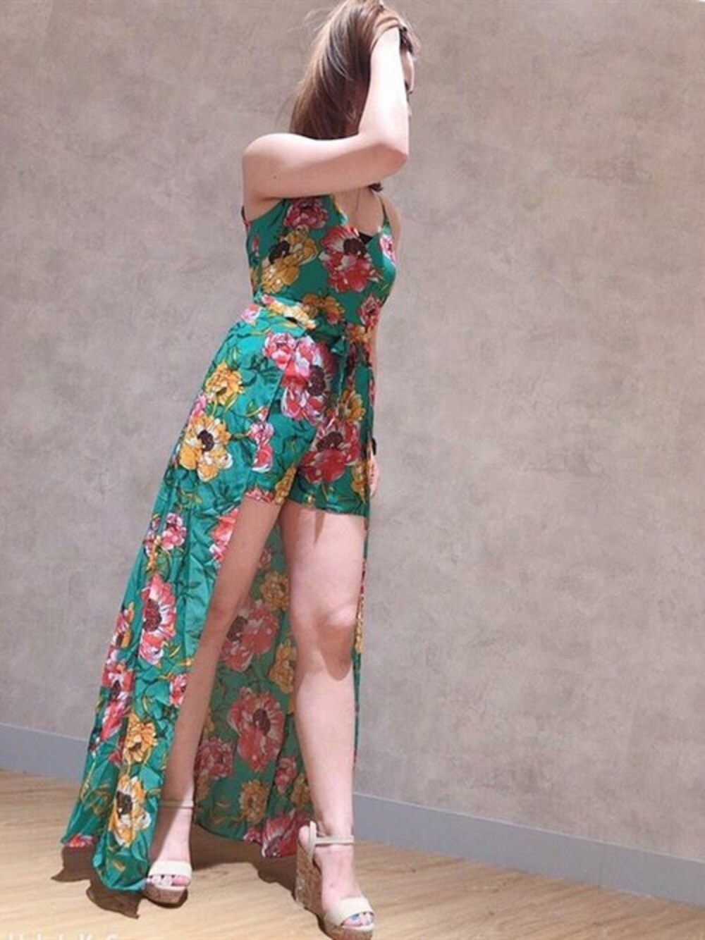 「グリーン、花柄、サロペット、オールインワン、大人カジュアル、ロンパース、ボタニカル柄、guess」｜「GuessのBRAILYN TROPICAL WRAP ROMPER（つなぎ/オールインワン、グリーン系）」を使った、GUESS JAPANさん（レディース・162cm）の夏コーディネートの1枚目の写真
