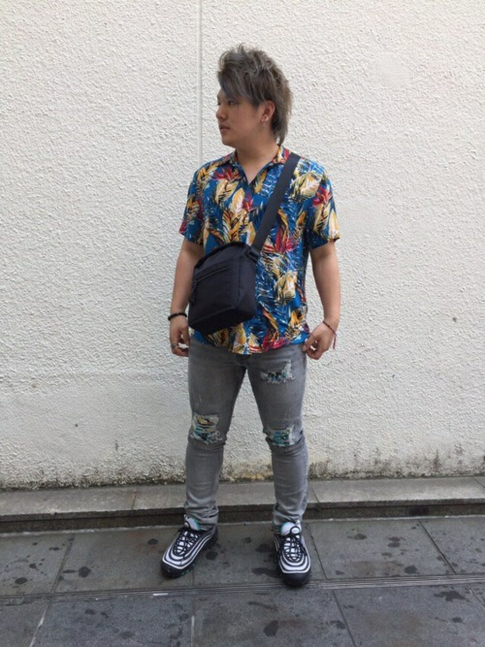 ブルー系のシャツ/ブラウス、グレー系のデニムパンツ、ブラック系のショルダーバッグを着用したメンズの夏コーディネートの1枚目の写真