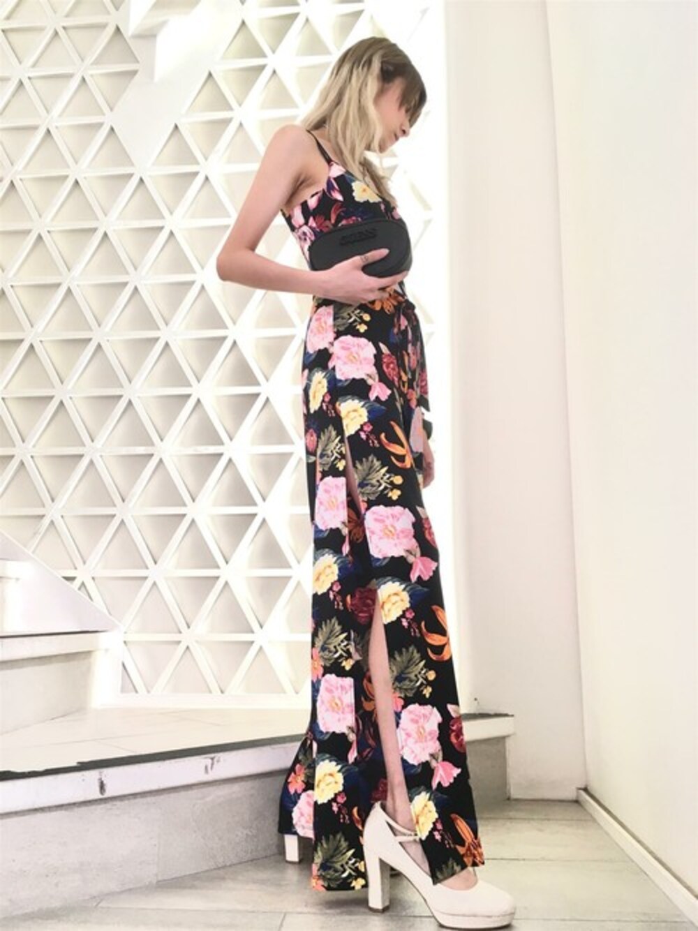 「ワンピース、大人コーデ、花柄ワンピース、夏コーデ、マキシ丈ワンピース、guess」｜「GuessのSKYE CROSSBODY BELT BAG（ボディバッグ/ウエストポーチ、ブラック系）」を使った、GUESS JAPANさん（レディース・165cm）の夏コーディネートの1枚目の写真