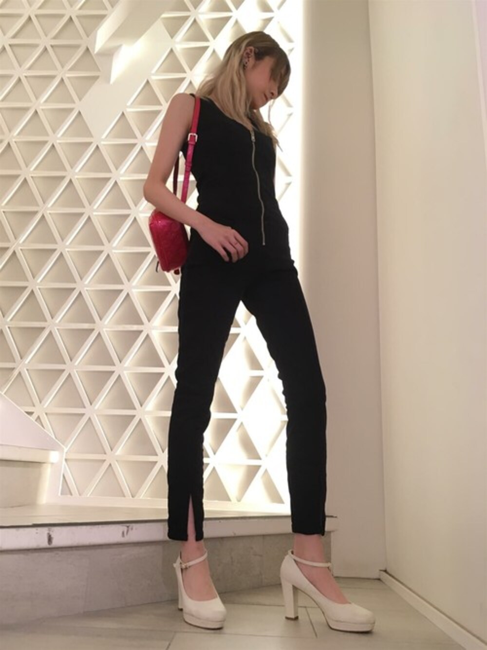 「オールインワン、大人カジュアル、ジャンプスーツ、夏コーデ、guess」｜「GuessのPEONY SHINE MICRO MINI BACKPACK（バックパック/リュック、ピンク系）」を使った、GUESS JAPANさん（レディース・165cm）の夏コーディネートの1枚目の写真
