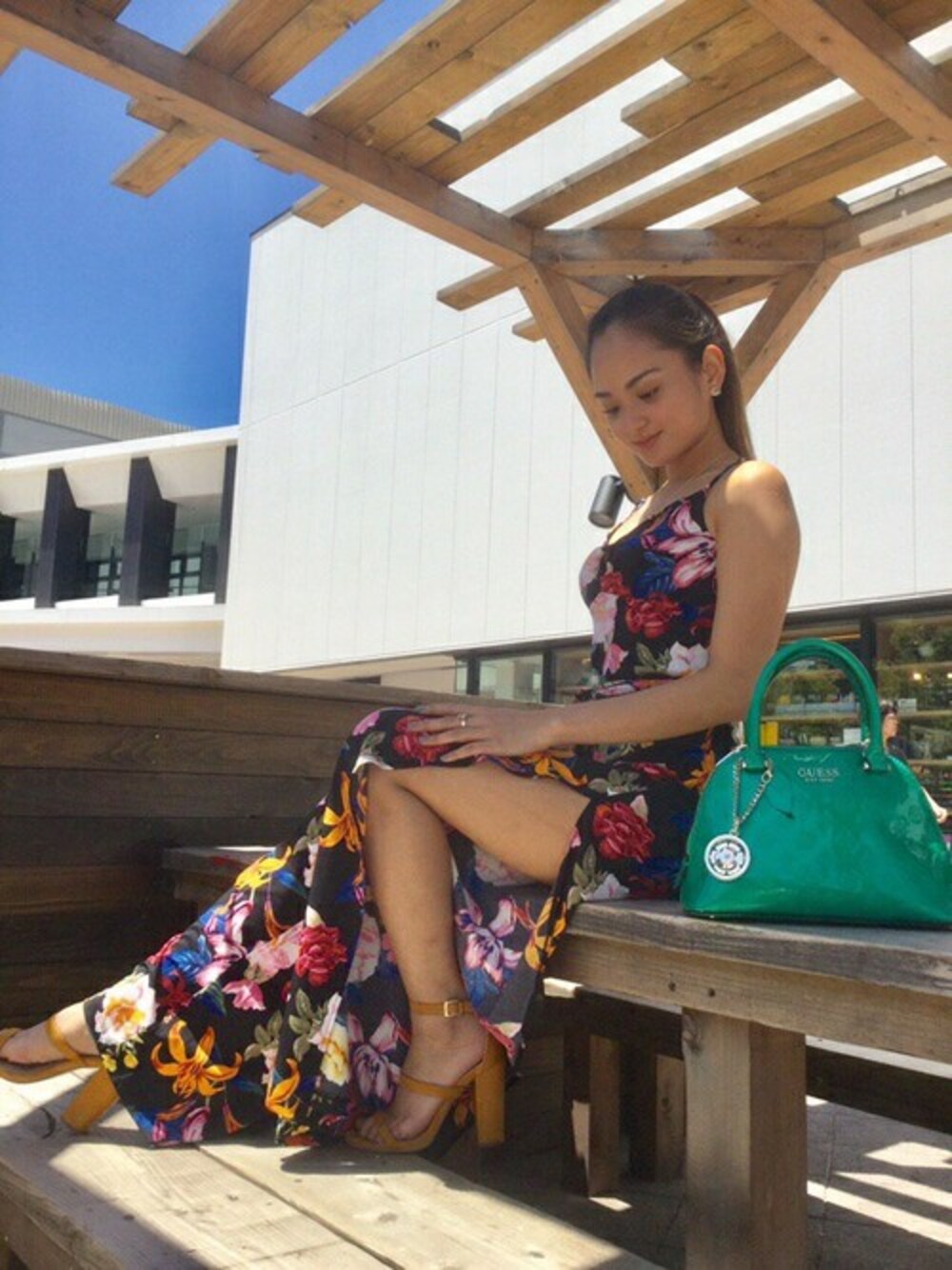 「花柄、サロペット、大人コーデ、夏コーデ、低身長、guess、大人ガーリー、低身長コーデ」｜「GuessのPEONY SHINE SMALL DOME SATCHEL（ショルダーバッグ、ブラック系）」を使った、GUESS JAPANさん（レディース・153cm）の夏コーディネートの1枚目の写真