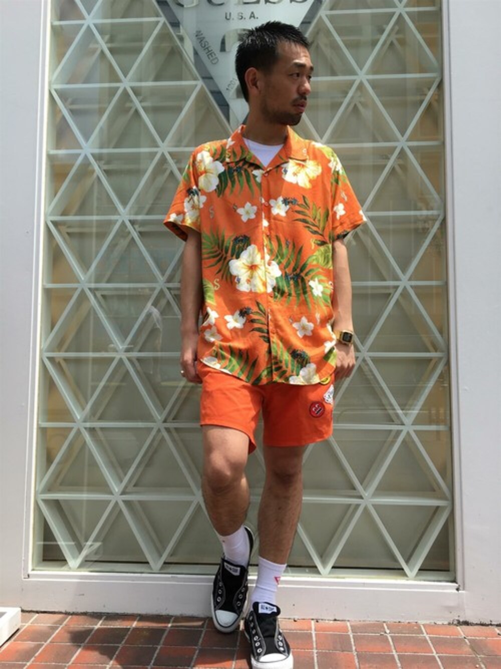 オレンジ系のシャツ/ブラウス、オレンジ系の水着を着用したメンズの夏コーディネートの1枚目の写真
