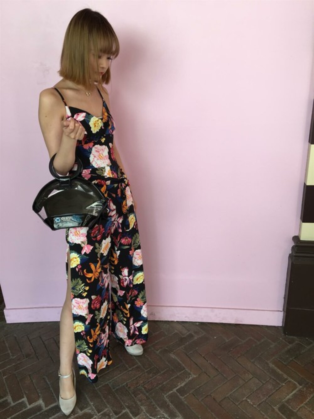 「花柄、サロペット、オールインワン、大人コーデ、夏コーデ、guess、バカンス」｜「GuessのCLEAR VIEW CRESCENT TOP ZIP（ショルダーバッグ、ブラック系）」を使った、GUESS JAPANさん（レディース・162cm）の夏コーディネートの1枚目の写真