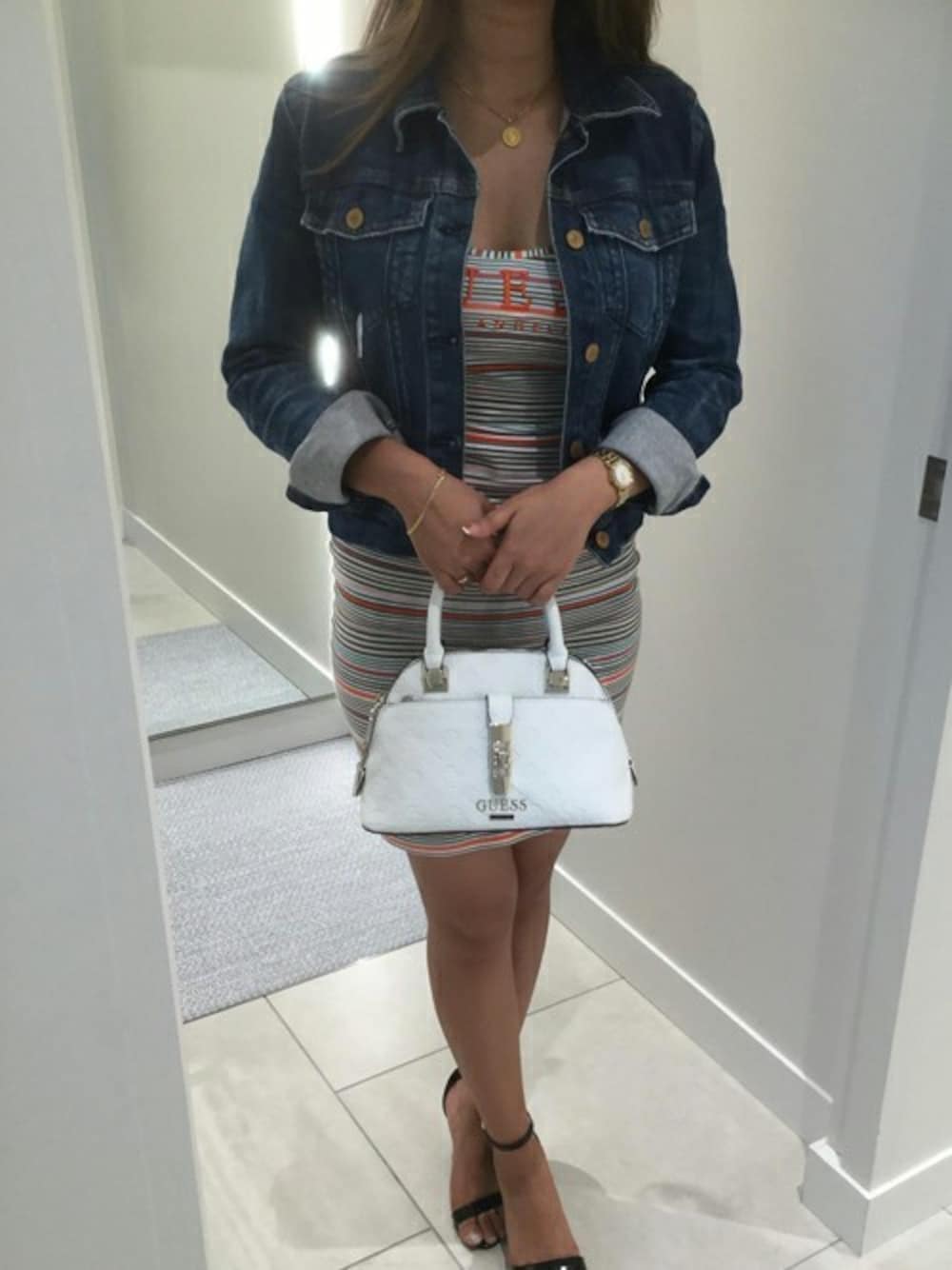 「ボーダー、デニムジャケット、ロゴ、大人カジュアル、大人コーデ、ボーダーワンピース、guess」｜「GuessのECO DEYLA DENIM TRUCKER JACKET（デニムジャケット、ブルー系）」を使った、GUESS JAPANさん（レディース・160cm）の夏コーディネートの1枚目の写真