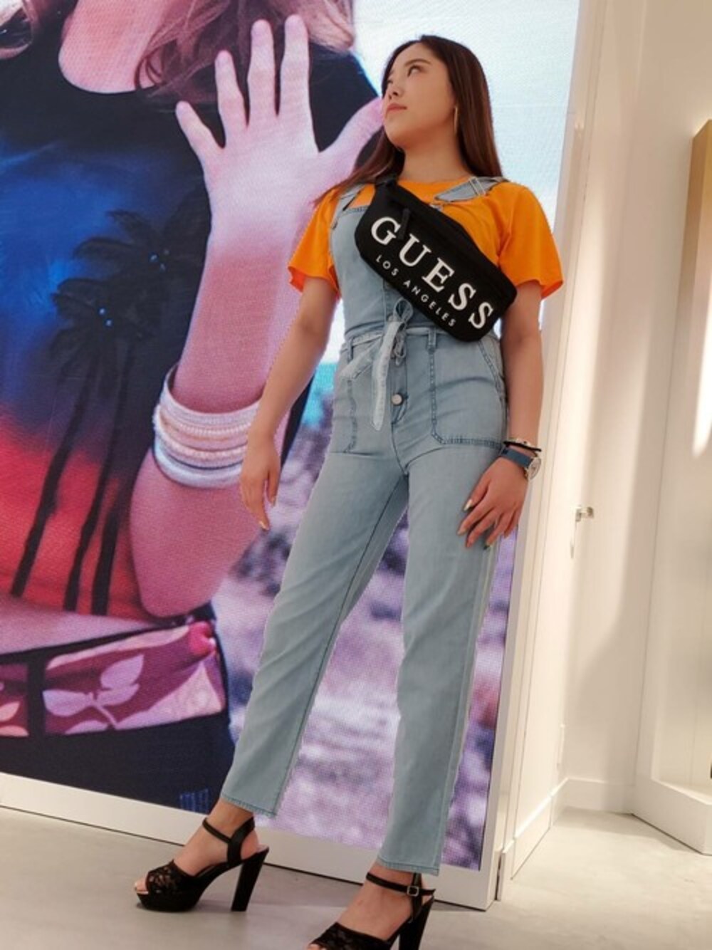 「ブラック、イエロー、オーバーオール、ロゴ、夏コーデ、ウエストポーチ、guess」｜「GuessのDENIM OVERALL（サロペット/オーバーオール、ブルー系）」を使った、GUESS JAPANさん（レディース・160cm）の夏コーディネートの1枚目の写真