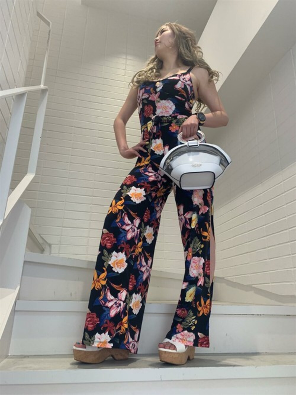 「花柄、オールインワン、大人カジュアル、ロンパース、PVC、夏コーデ、guess、クリアバッグ」｜「GuessのTAMIKA FLORAL RING JUMPSUIT（サロペット/オーバーオール、ブラック系）」を使った、GUESS JAPANさん（レディース・166cm）の夏コーディネートの1枚目の写真