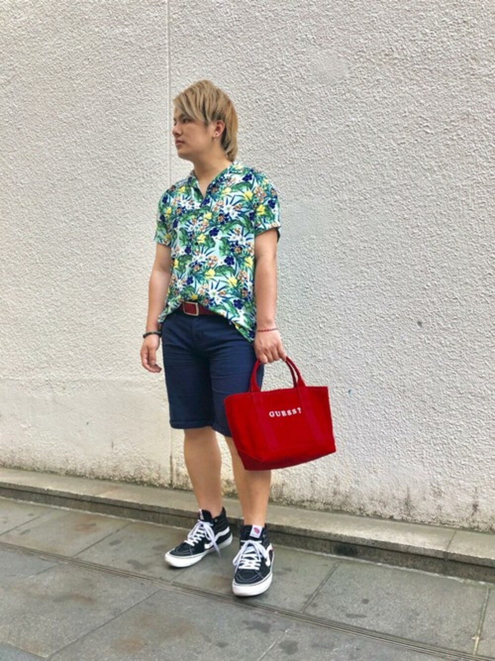 「夏コーデ、キャンバストート、アロハシャツ、guess」｜「GuessのHAWAIIAN MIX SHIRT（シャツ/ブラウス、グリーン系）」を使った、GUESS JAPANさん（メンズ・165cm）の夏コーディネートの1枚目の写真