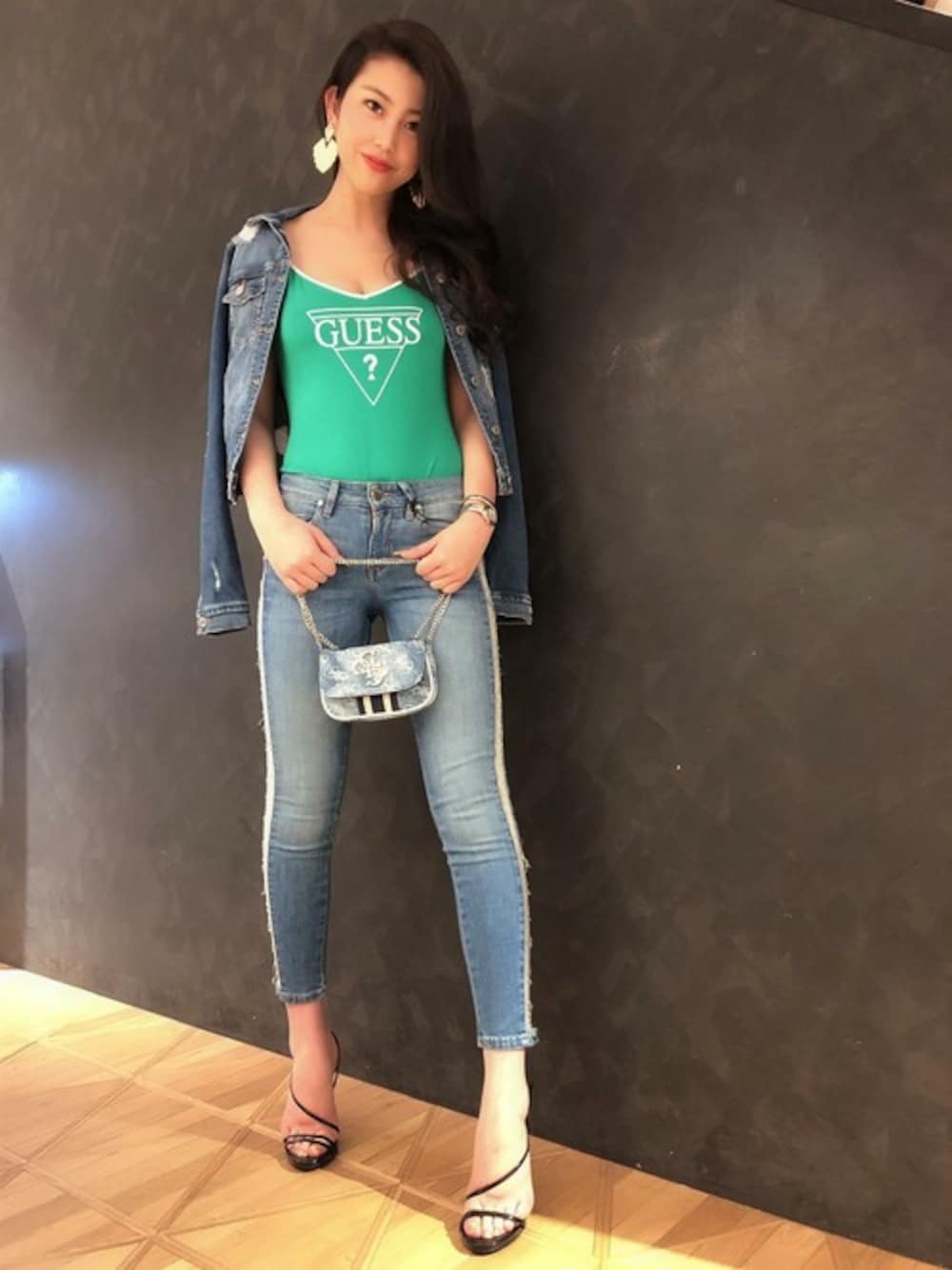 ブルー系のデニムジャケット、グリーン系のその他トップス、ブルー系のデニムパンツを着用したレディースの夏コーディネートの1枚目の写真