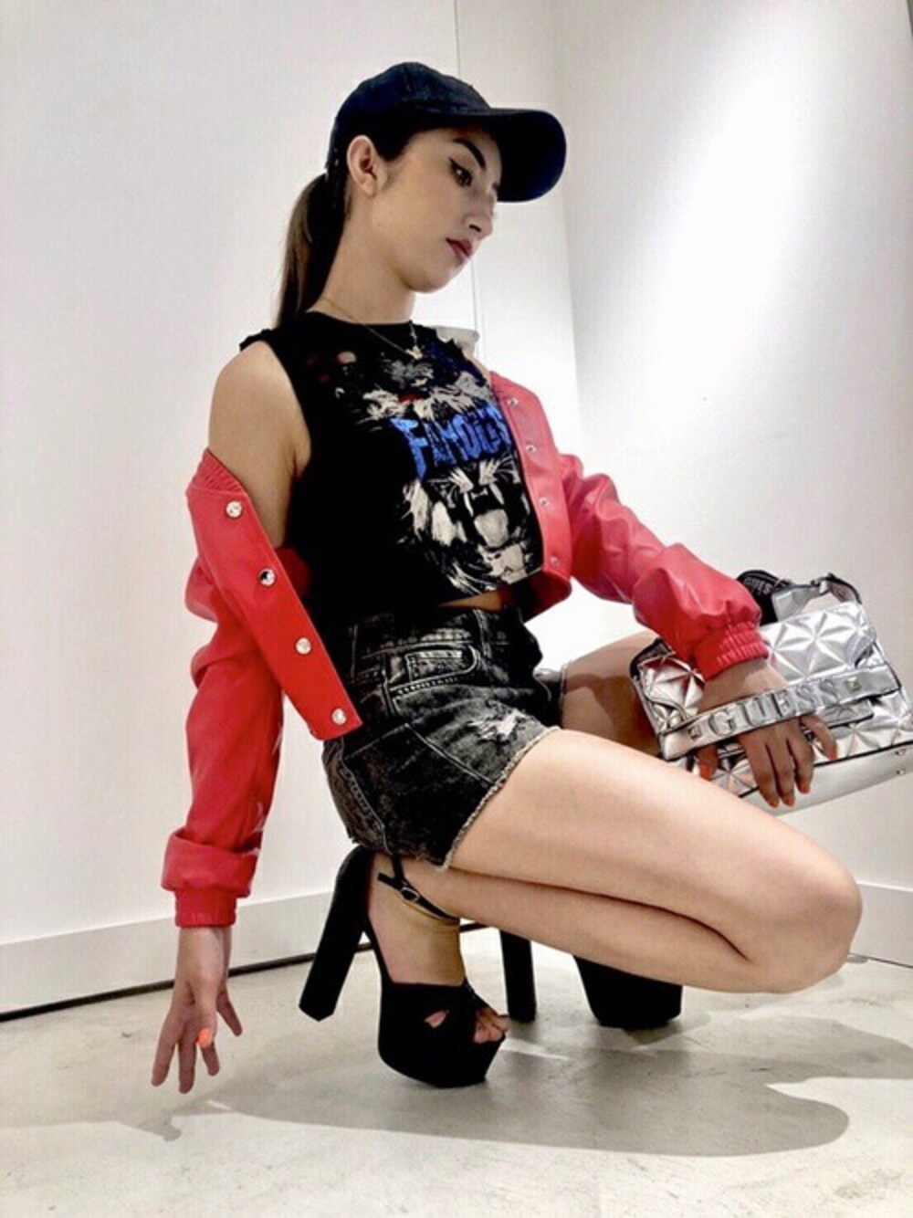 「ブラック、キャップ、レッド、シルバー、ロゴ、デニムショートパンツ、guess」｜「GuessのHOLLY ABRASIONS DENIM SHORT（デニムパンツ、ブラック系）」を使った、GUESS JAPANさん（レディース・161cm）の夏コーディネートの1枚目の写真