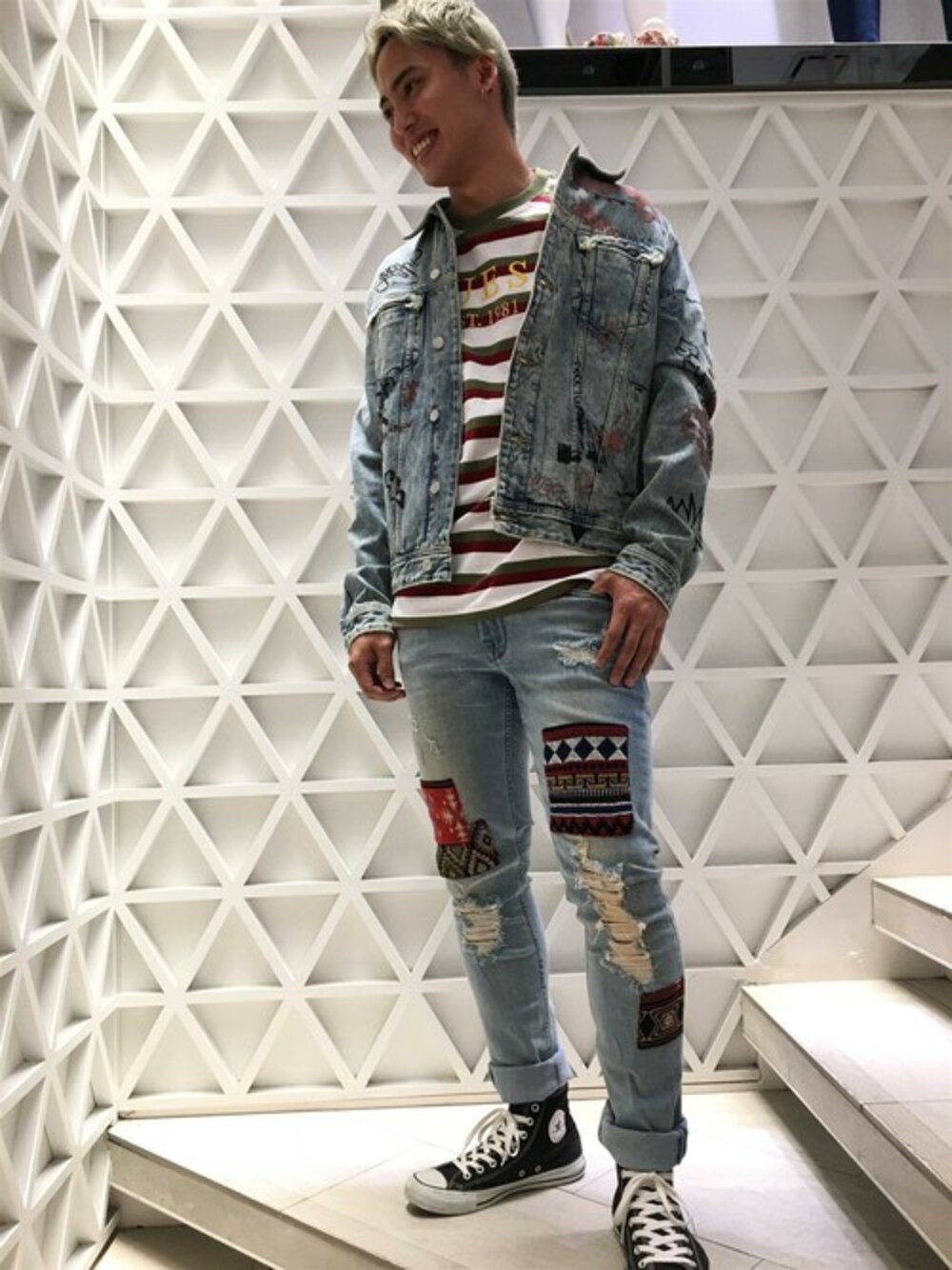 レッド系のTシャツ/カットソー、ブルー系のデニムジャケット、ブルー系のデニムパンツを着用したメンズの夏コーディネートの1枚目の写真