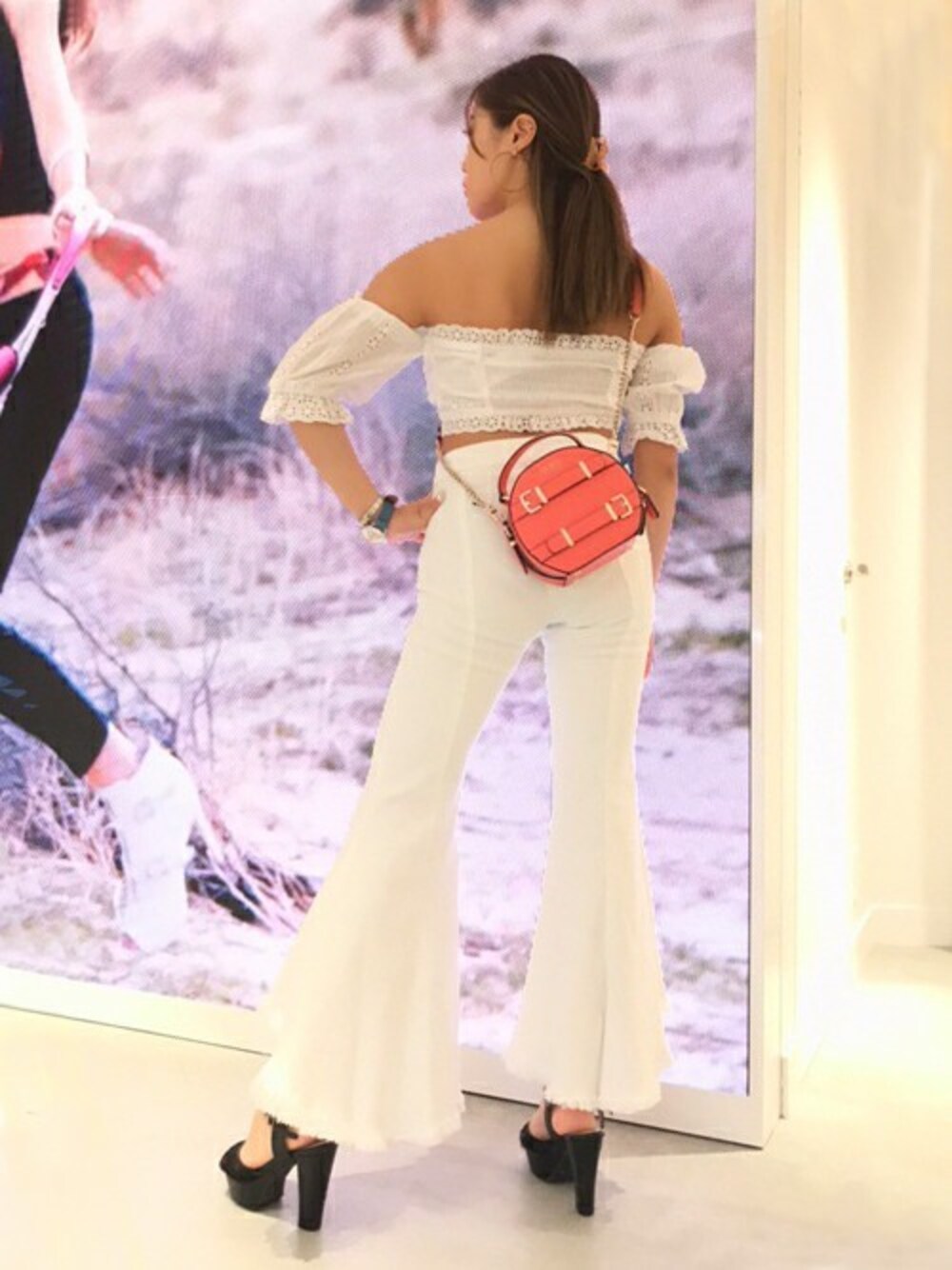 「ホワイト、ホワイトデニム、ホワイトコーデ、夏コーデ、コーラルピンク、guess、ラウンドバッグ」｜「GuessのSOFIA 1981 HIGH-RISE FLARED DENIM PANT（デニムパンツ、ホワイト系）」を使った、GUESS JAPANさん（レディース・160cm）の夏コーディネートの1枚目の写真