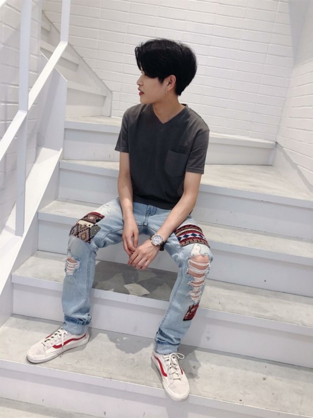 グレー系のTシャツ/カットソー、ブルー系のデニムパンツを着用したメンズの夏コーディネートの1枚目の写真