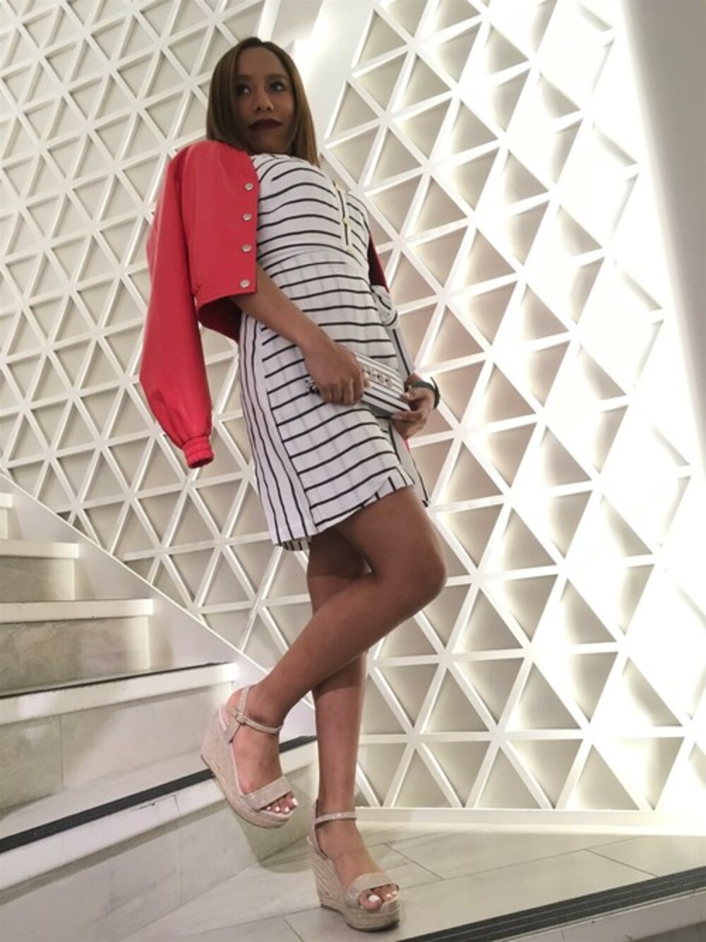 レッド系のその他アウター、ホワイト系のワンピースを着用したレディースの夏コーディネートの1枚目の写真