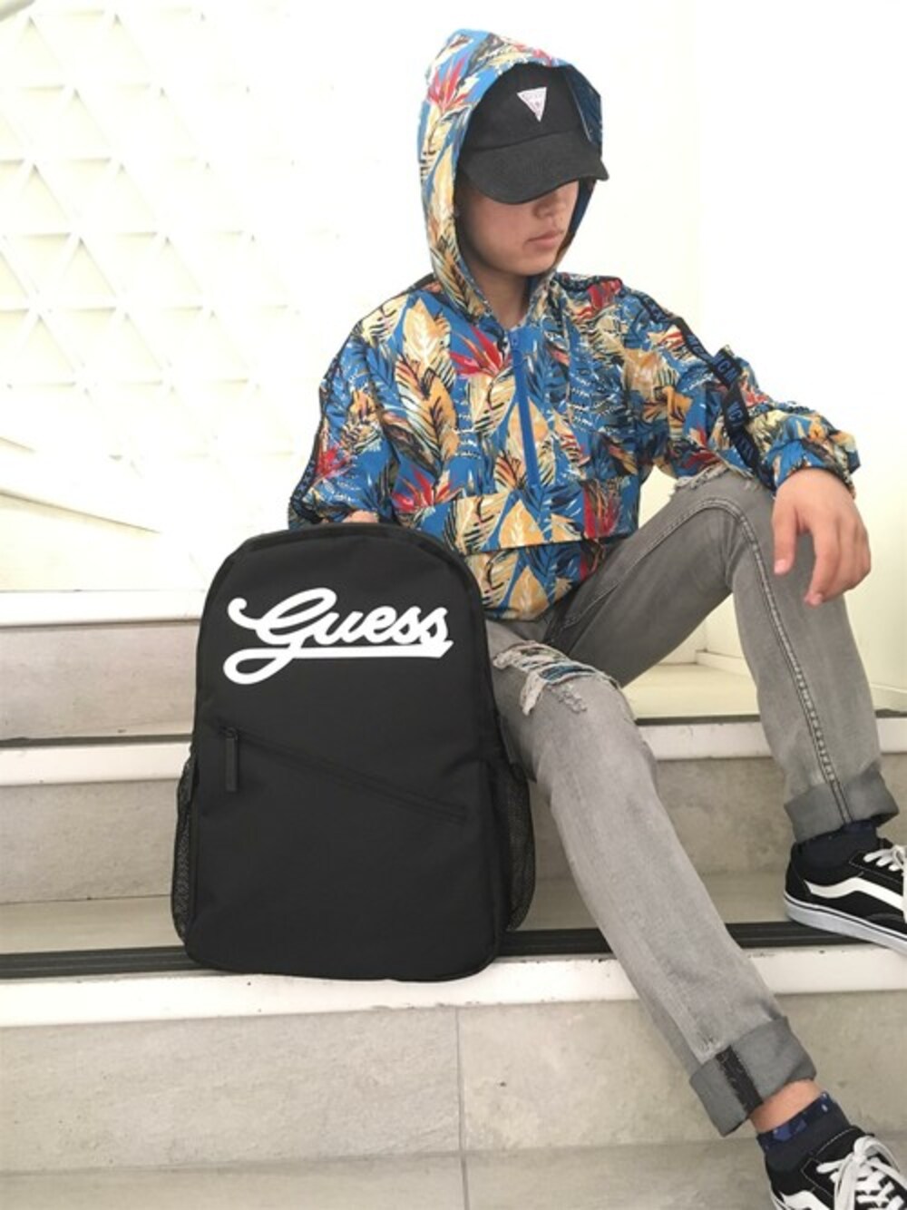 ブルー系のその他アウター、ブラック系のバックパック/リュック、ブラック系のキャップを着用したメンズの夏コーディネートの1枚目の写真