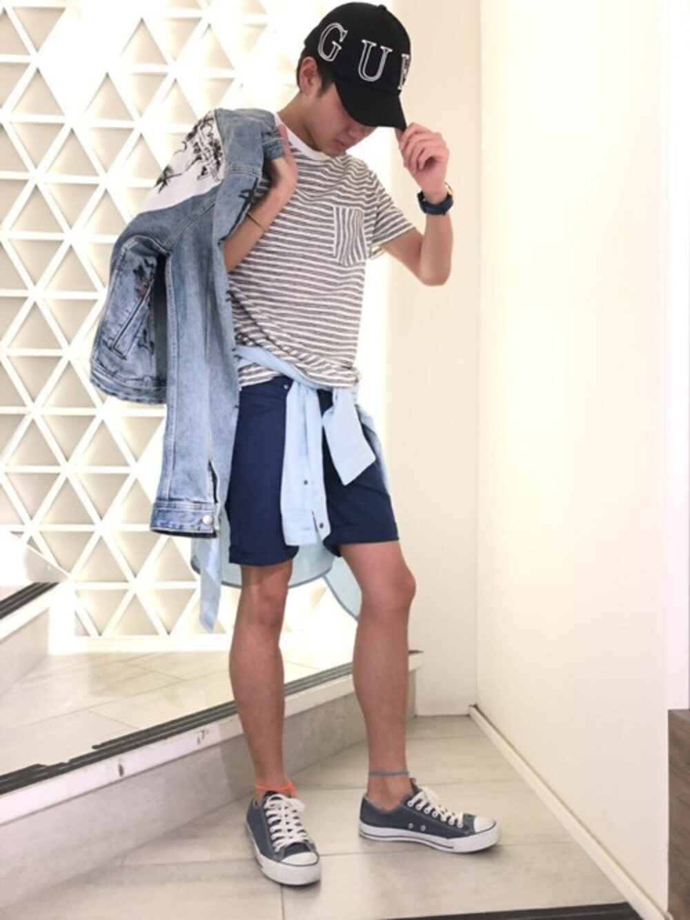 ホワイト系のTシャツ/カットソー、ブルー系のシャツ/ブラウス、ブルー系のその他パンツを着用したメンズの夏コーディネートの1枚目の写真