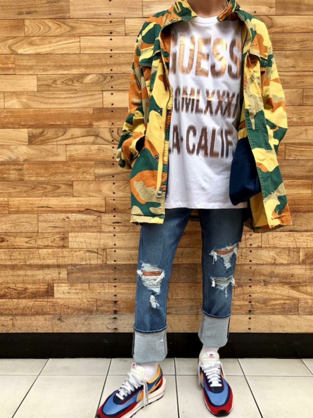 「デニム、カモフラ、Tシャツ、guess、Tシャツ×デニム」｜「GuessのCARTER TWILL ANORAK JACKET（ミリタリージャケット、その他）」を使った、GUESS JAPANさん（メンズ・170cm）の夏コーディネートの1枚目の写真