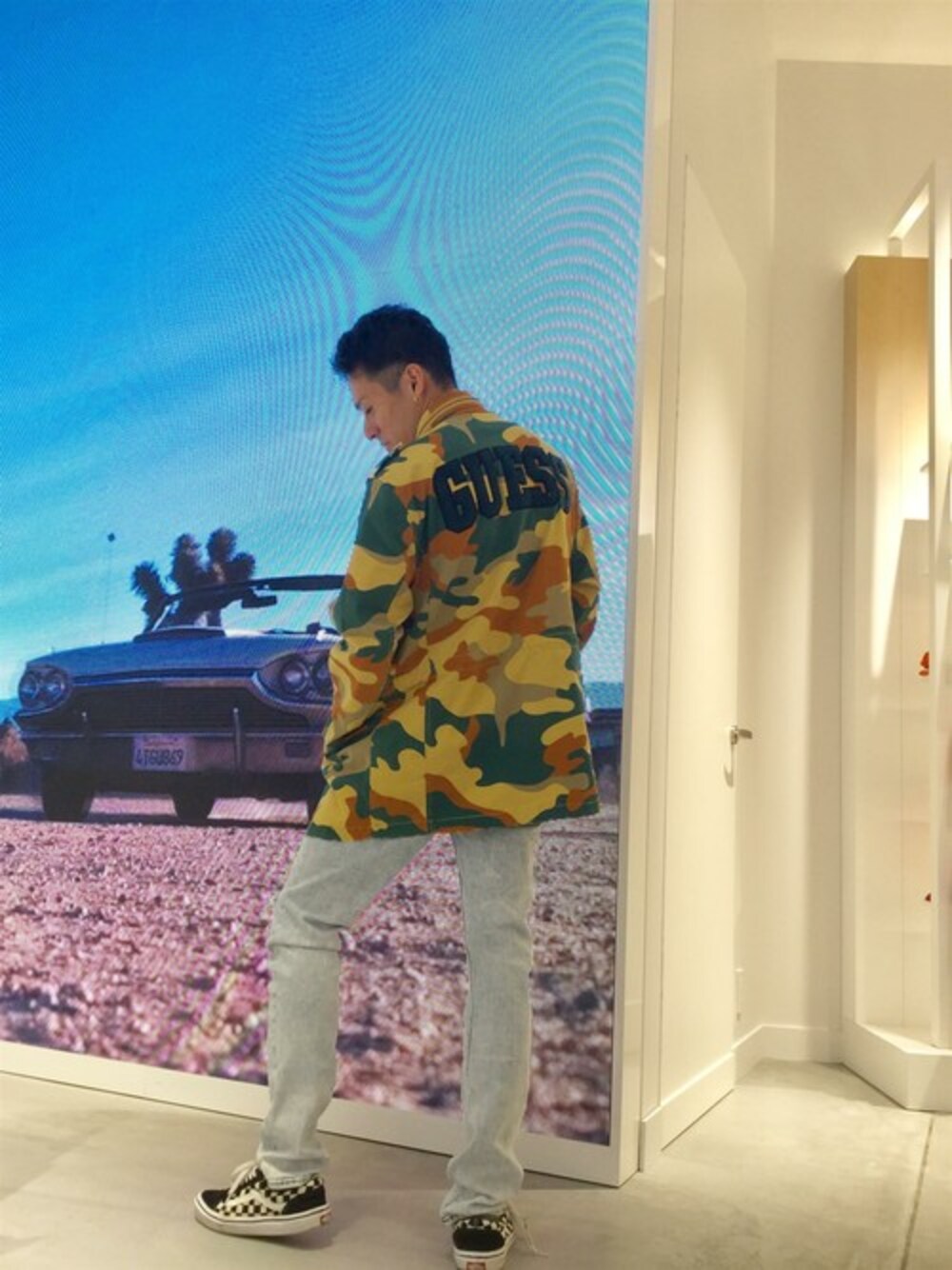 その他のミリタリージャケット、ブルー系のデニムパンツを着用したメンズの夏コーディネートの1枚目の写真