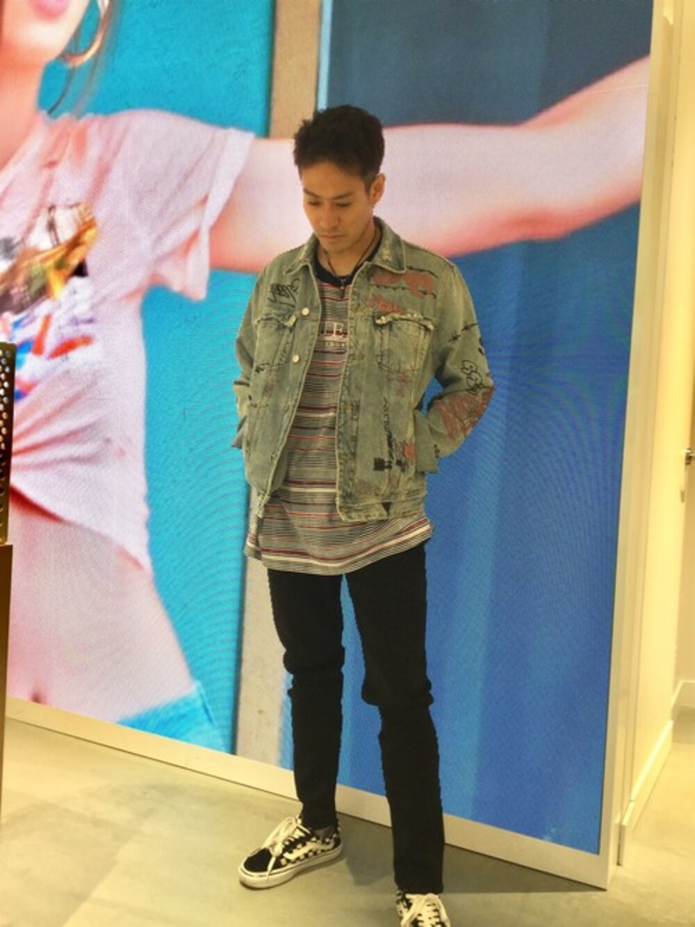 ブルー系のデニムジャケット、ブルー系のTシャツ/カットソーを着用したメンズの夏コーディネートの1枚目の写真