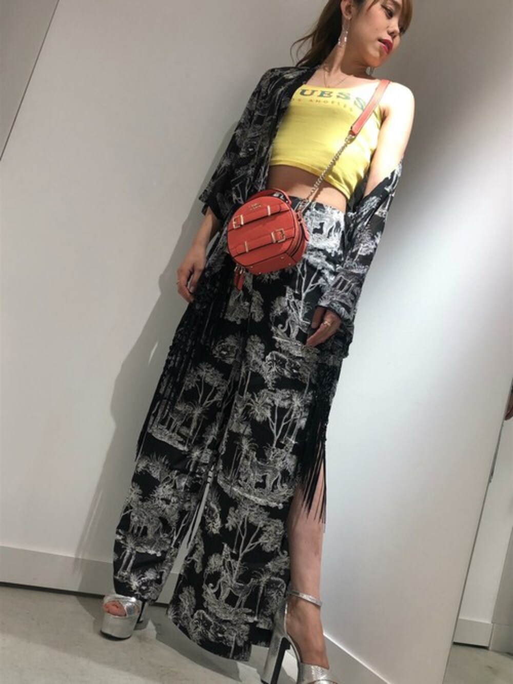 ブラック系のカーディガン/ボレロ、イエロー系のタンクトップ、ブラック系のその他パンツを着用したレディースの夏コーディネートの1枚目の写真