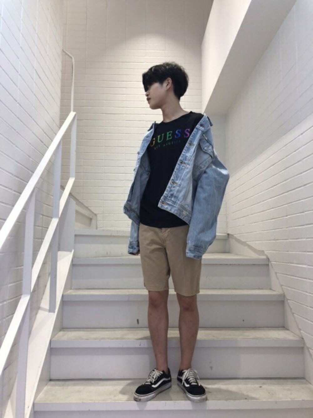 「デニムジャケット、ショートパンツ、Tシャツ、guess」｜「GuessのRAINBOW OMBRE LOGO TEE（Tシャツ/カットソー、ブラック系）」を使った、GUESS JAPANさん（メンズ・171cm）の夏コーディネートの1枚目の写真