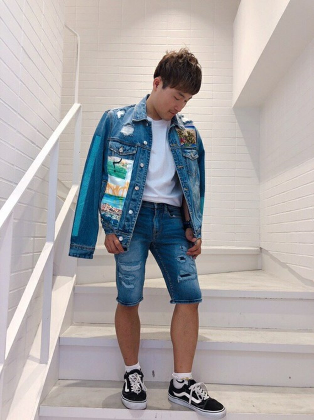 ホワイト系のTシャツ/カットソー、ブルー系のデニムパンツを着用したメンズの夏コーディネートの1枚目の写真