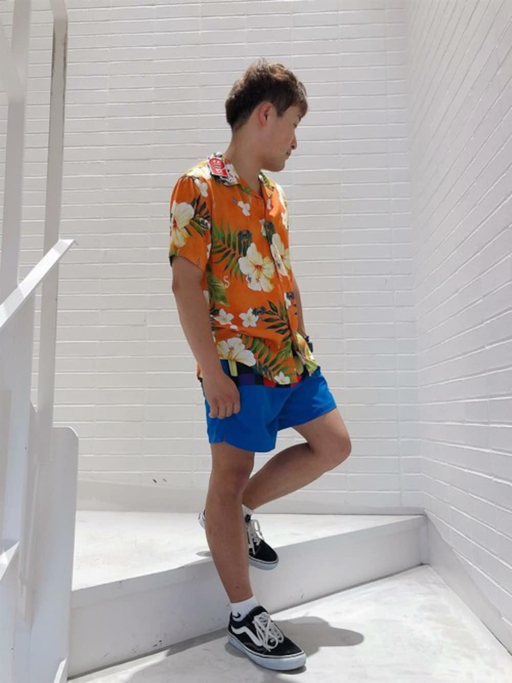 「コラボ、ショートパンツ、夏コーデ、アロハシャツ、guess」｜「GuessのGUESS x J BALVIN TROPICAL PRINT SHIRT（シャツ/ブラウス、オレンジ系）」を使った、GUESS JAPANさん（メンズ・160cm）の夏コーディネートの1枚目の写真