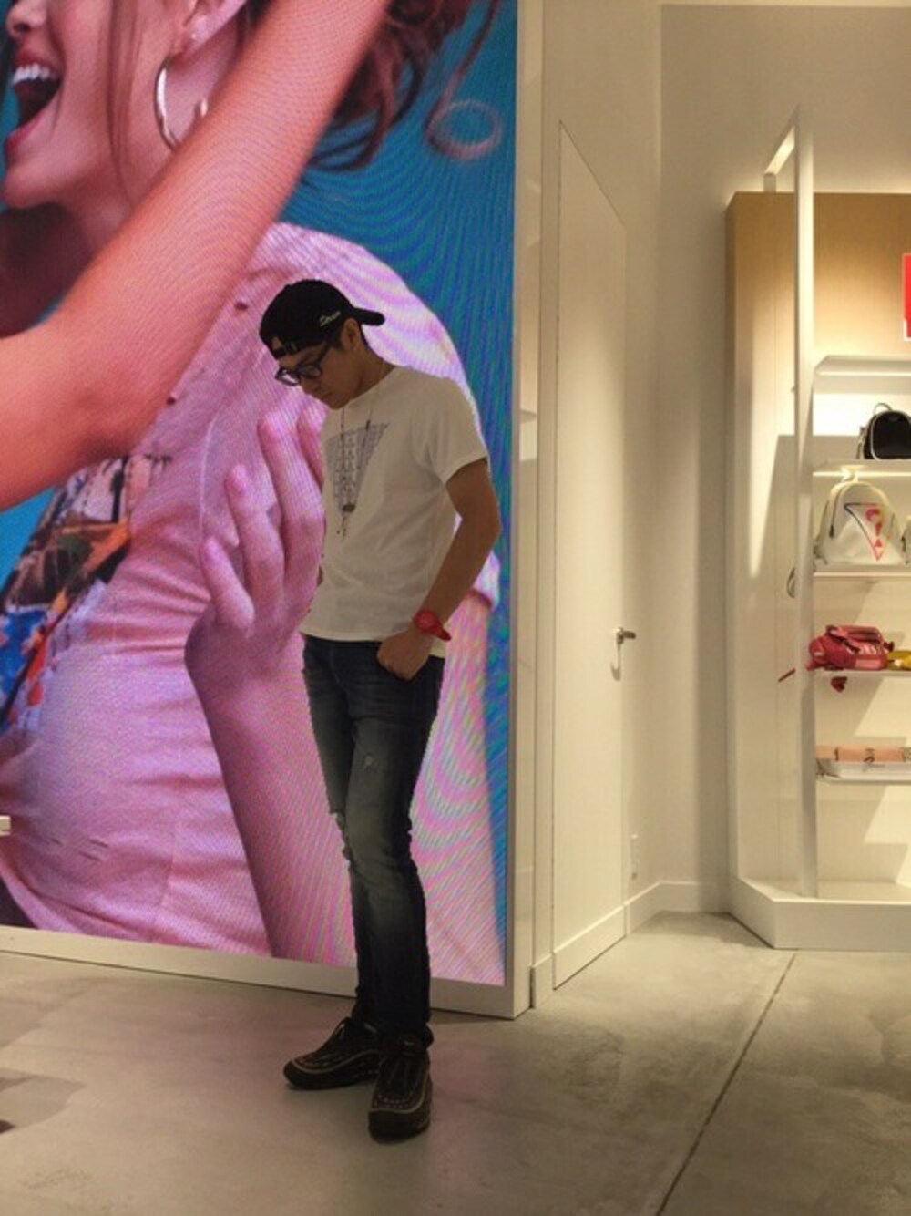 ホワイト系のTシャツ/カットソー、ブルー系のデニムパンツを着用したメンズの夏コーディネートの1枚目の写真