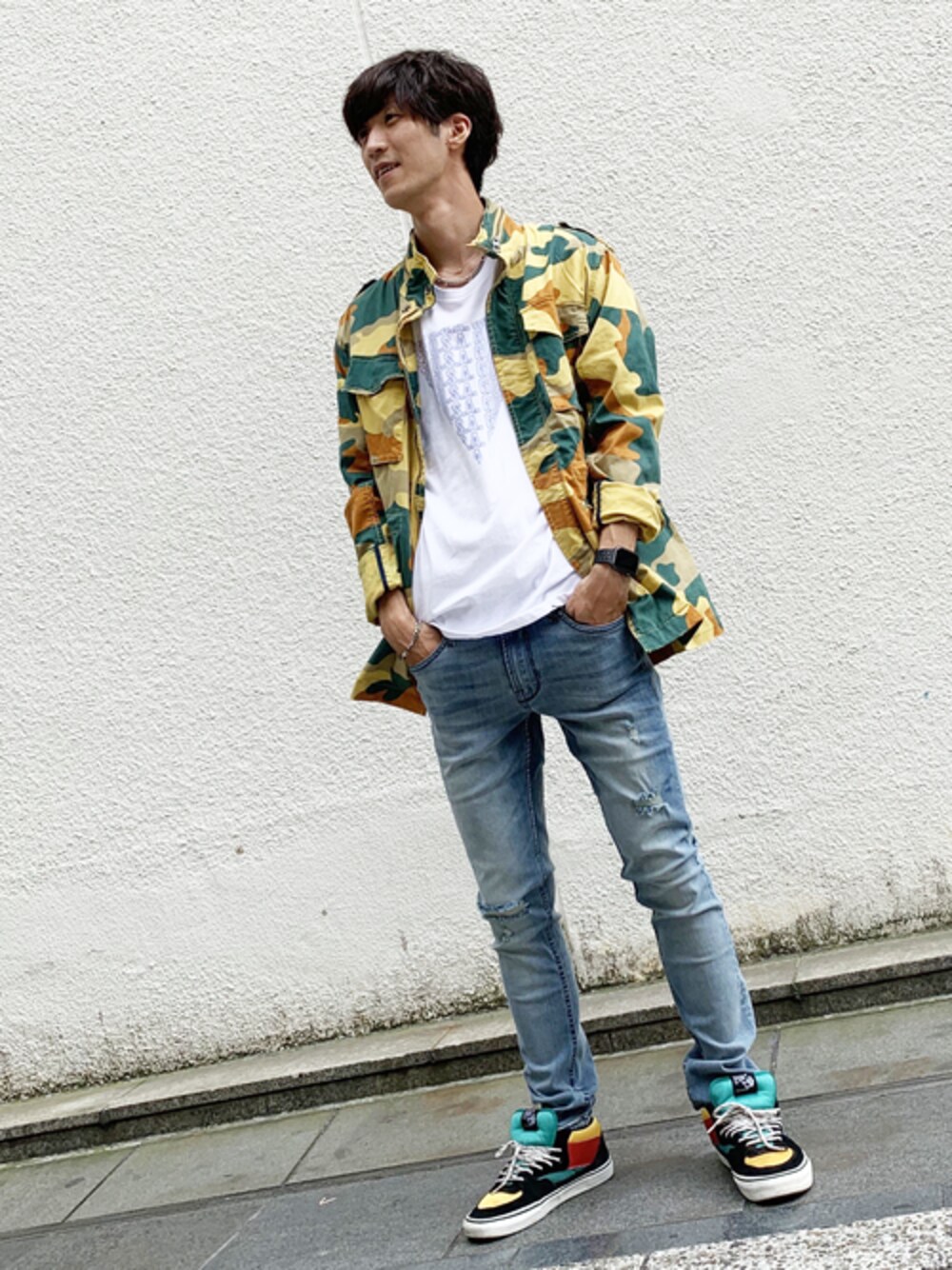 「ジャケット、デニム、ロゴT、カモフラ、Tシャツ、デニムパンツ、夏コーデ、guess」｜「GuessのCARTER TWILL ANORAK JACKET（ミリタリージャケット、その他）」を使った、GUESS JAPANさん（メンズ・178cm）の夏コーディネートの1枚目の写真