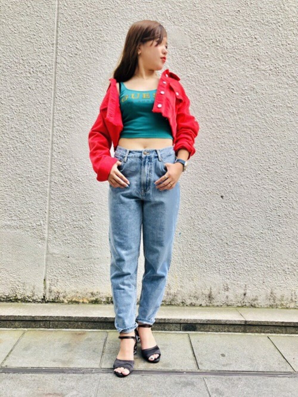 「ジャケット、デニム、グリーン、レッド、ロゴ、タンクトップ、guess、秋コーデ」｜「GuessのGUESS Originals CAMI TANK（タンクトップ、グリーン系）」を使った、GUESS JAPANさん（レディース・155cm）の夏コーディネートの1枚目の写真