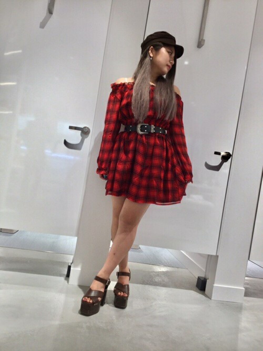 「ワンピース、赤チェック、オフショルダー、guess、低身長コーデ、秋コーデ、guessgirl」｜「GuessのVIRGINIA BELTED OFF-SHOULDER DRESS（ワンピース、レッド系）」を使った、GUESS JAPANさん（レディース・151cm）の夏コーディネートの1枚目の写真