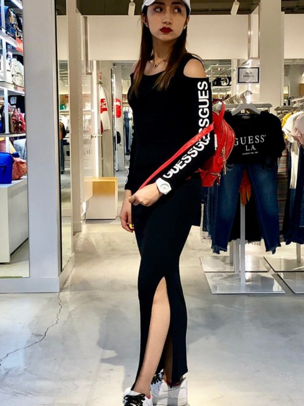「バックパック、キャップ、黒、赤、ロゴ、ロングワンピース、guess、秋コーデ」｜「GuessのFIONA LOGO PRINT LONG DRESS（ワンピース、ブラック系）」を使った、GUESS JAPANさん（レディース・161cm）の夏コーディネートの1枚目の写真