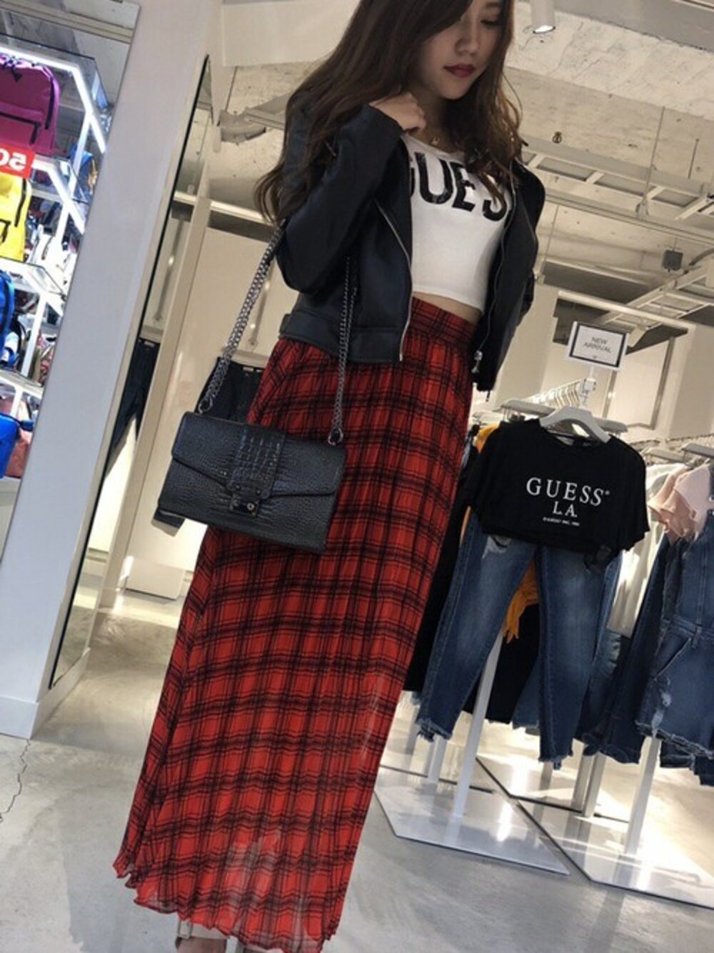 「チェック、ライダース、黒、赤、ロゴ、大人コーデ、guess、秋コーデ」｜「GuessのLETIZIA LOGO HOODED BIKER JACKET（ライダースジャケット、ブラック系）」を使った、GUESS JAPANさん（レディース・163cm）の夏コーディネートの1枚目の写真