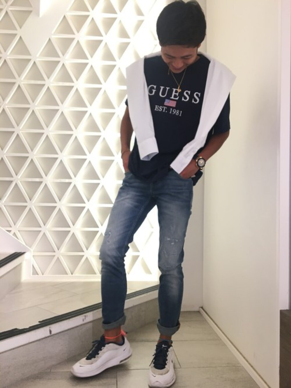 ホワイト系のシャツ/ブラウス、ブルー系のTシャツ/カットソー、ブルー系のデニムパンツを着用したメンズの夏コーディネートの1枚目の写真