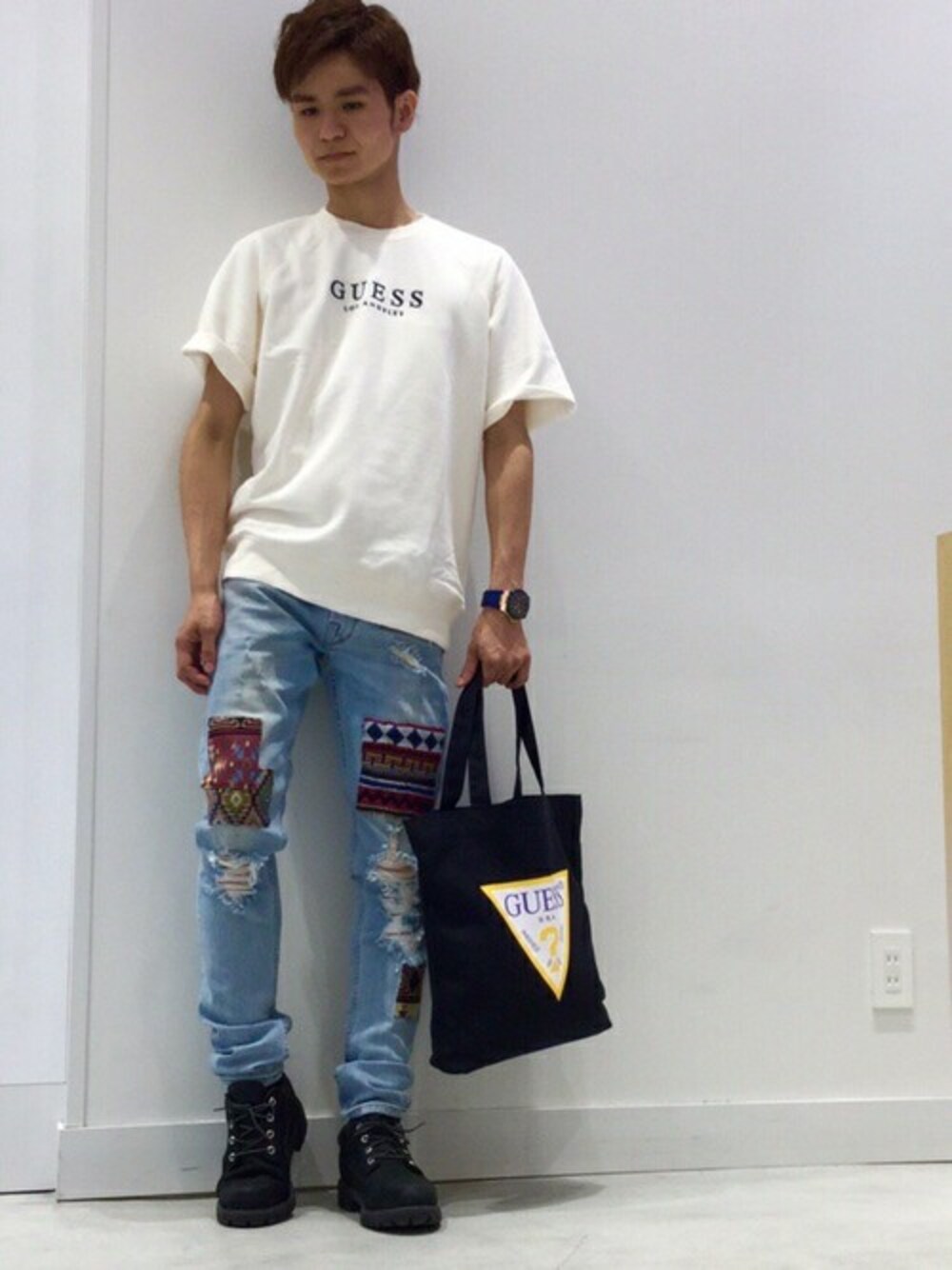「ロゴT、エスニック、ダメージデニムパンツ、白Tシャツ、guess、ロゴバッグ、秋コーデ」｜「GuessのGUESS Originals S/S FINCH TERRY RAGLAN CREW SWEAT（Tシャツ/カットソー、ブラック系）」を使った、GUESS JAPANさん（メンズ・168cm）の夏コーディネートの1枚目の写真